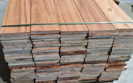 RESTPARIJ 7m2 TIGERWOOD MUIRACATIARA Hardhouten vlonderplanken 25mm dik en 190mm breed.