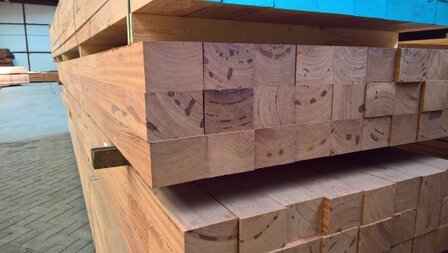 11 PARTIJTJE HARDHOUT VLONDER-STEIGERDELEN AZOBE 45x140 / 190