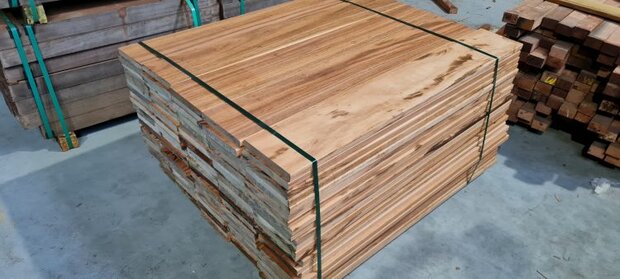 RESTPARIJ 7m2 TIGERWOOD MUIRACATIARA Hardhouten vlonderplanken 25mm dik en 190mm breed.