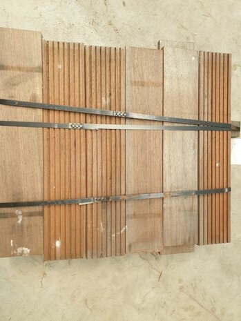 OPRUIMING: PARTIJ-TJE HARDHOUTEN BALKEN 55x170x1950