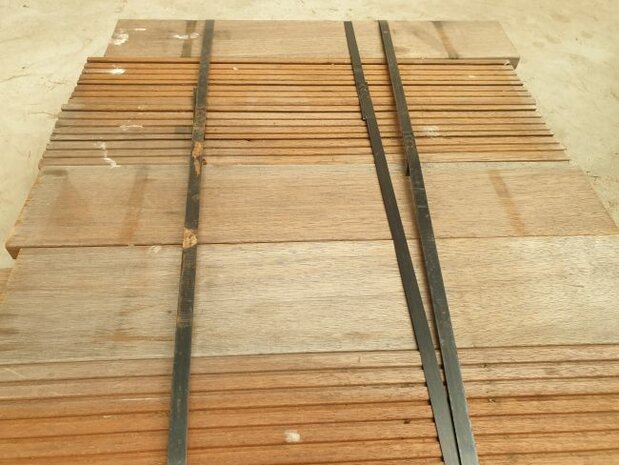 OPRUIMING: PARTIJ-TJE HARDHOUTEN BALKEN 55x170x1950